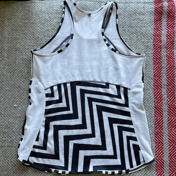 Nike Dri-Fit Tank Top - Size M (black and white) - Picture 2 of 3